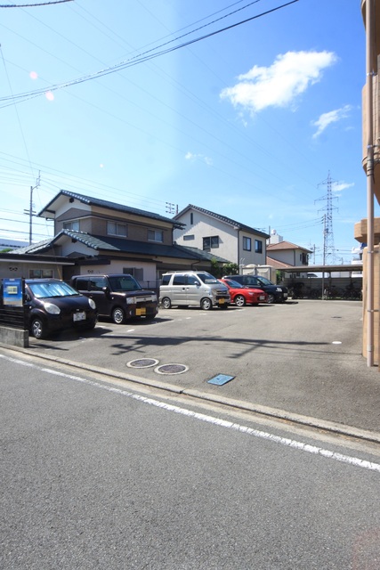 【松山市南江戸のマンションの駐車場】