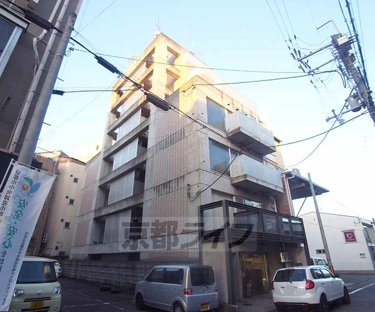 【京都市右京区花園伊町のマンションの建物外観】