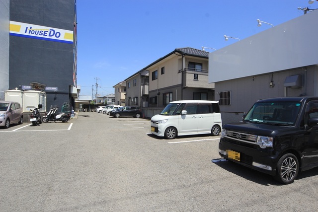 【松山市余戸東のマンションの駐車場】