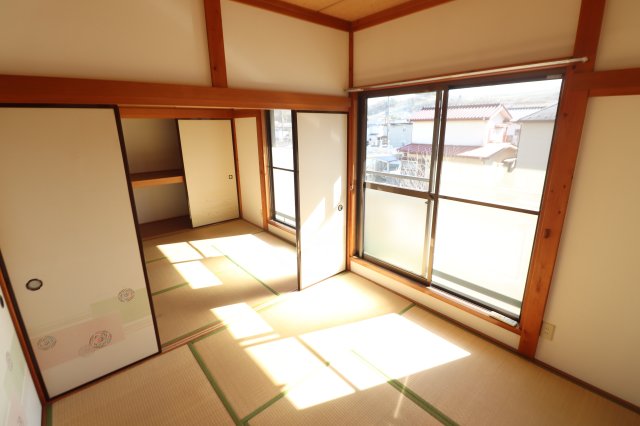 居室・リビング　同物件　別号室の写真です