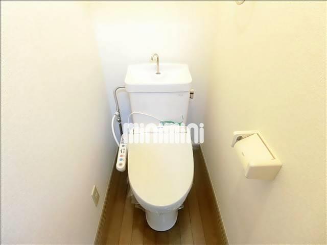 トイレ　温水洗浄便座付きのトイレです。