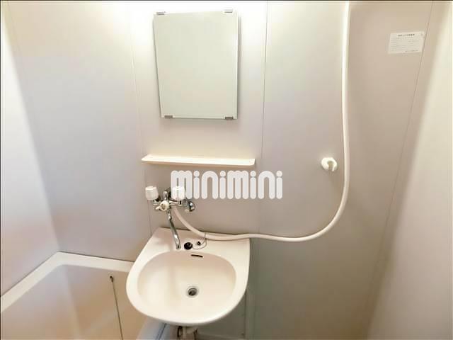 洗面設備　鏡が付いているので嬉しいですね。