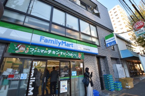 コンビニ　ファミリーマート 新宿神楽坂駅前店（コンビニ）まで442m