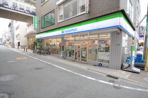 コンビニ　ファミリーマート甲東園駅東口店（コンビニ）まで352m