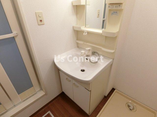 洗面設備　朝の支度もスムーズな独立洗面台。