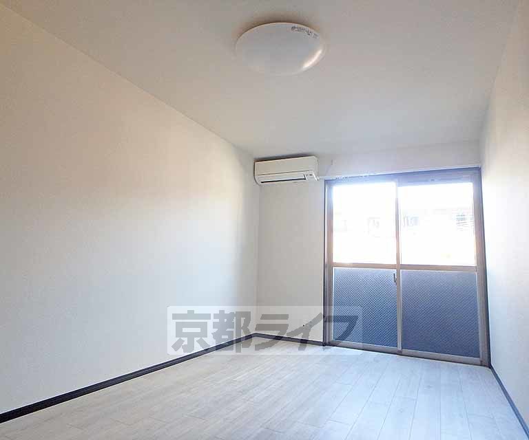 居室・リビング　白を基調とした明るいお部屋です。