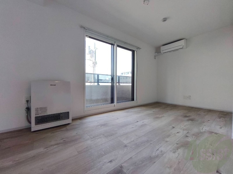 居室・リビング　日当たりが良くて心地よく過ごせそうなお部屋です。