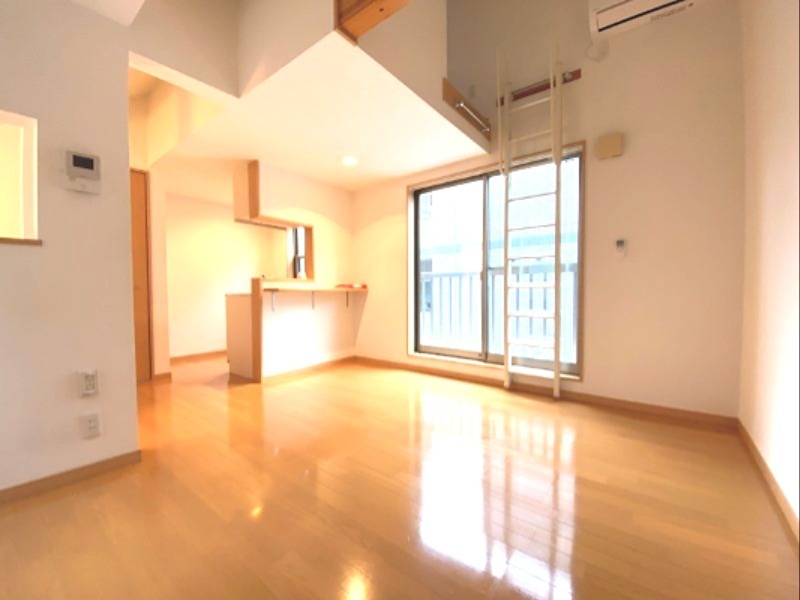 居室・リビング　広々10帖ある開放的なお部屋です