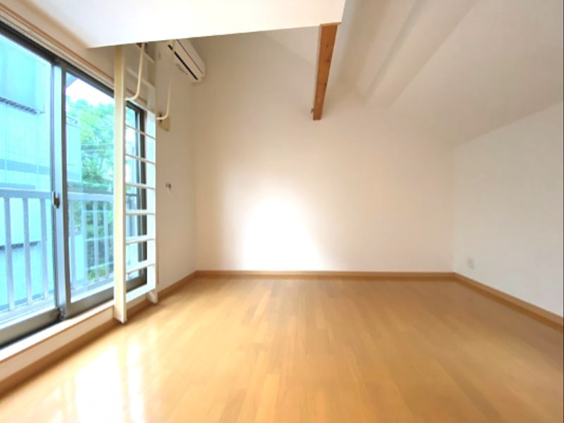 その他部屋・スペース　収納にも便利なロフトスペース付