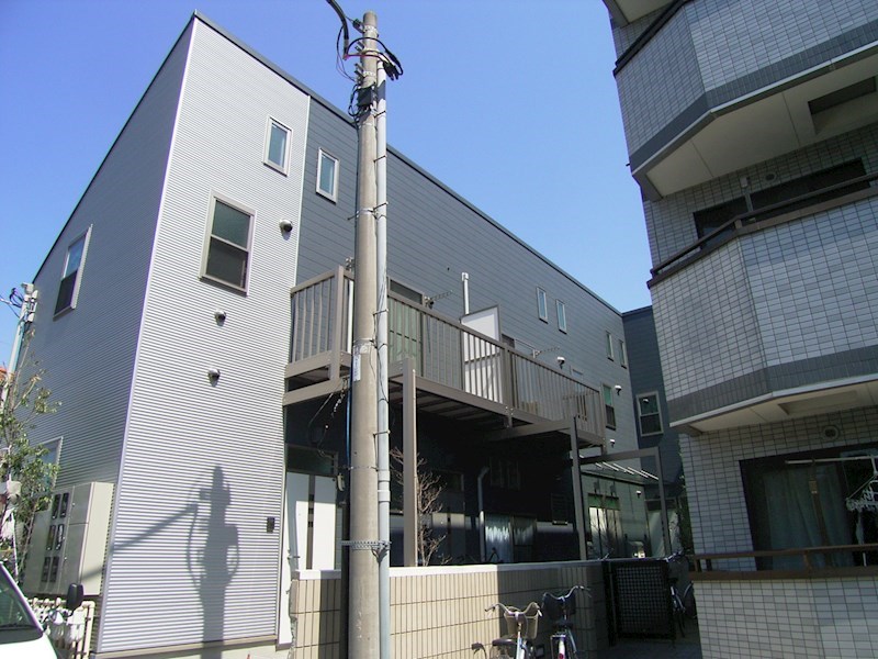 建物外観　駅方面のバス停もすぐ近く！