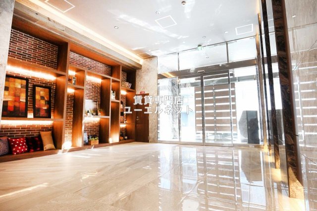 エントランス　毎日通る場所だからこそ、洗練された空間に