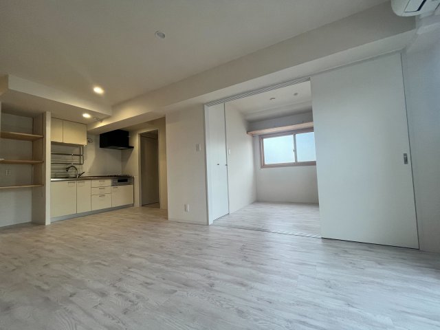 居室・リビング　同物件別号室の写真