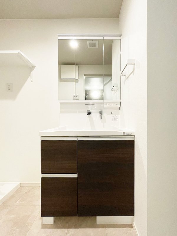 洗面設備　三面鏡&シャワーヘッド付き洗面化粧台