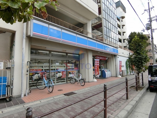 コンビニ　ローソン東三国店（コンビニ）まで821m