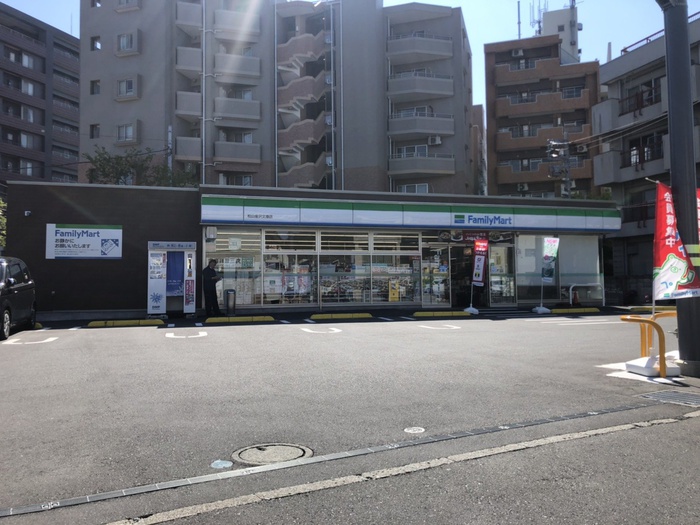 コンビニ　ファミリーマート（コンビニ）まで400m