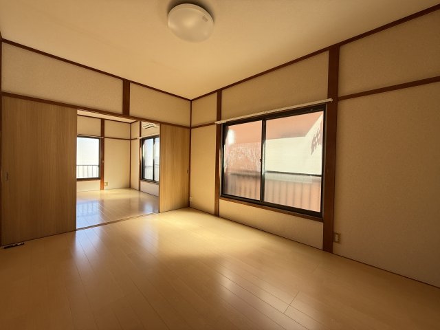 居室・リビング　部屋間の戸を開放すると大きな一部屋としてのご利用も可能です！