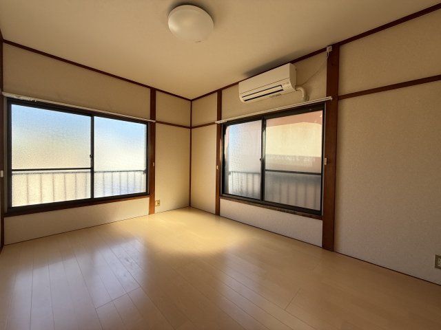 居室・リビング　２面採光で日当たり、風通し良好のお部屋です！