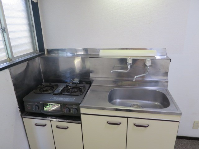 キッチン　ガスコンロ２口設置可（設置済みのコンロは残置物となります）