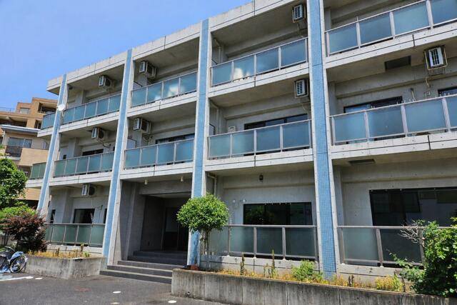 建物外観　駅から徒歩８分