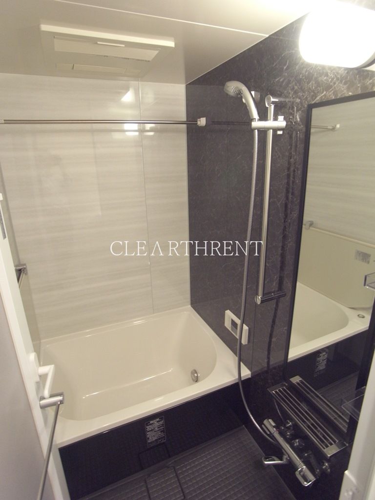 バス・シャワールーム　雨の日も安心の浴室乾燥機能付き