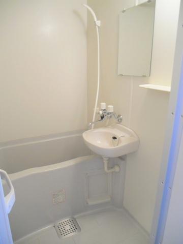 バス・シャワールーム　清潔感のある洗面台付きバスルーム