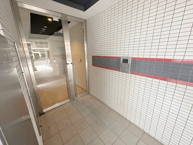 エントランス　落ち着いたエントランスです