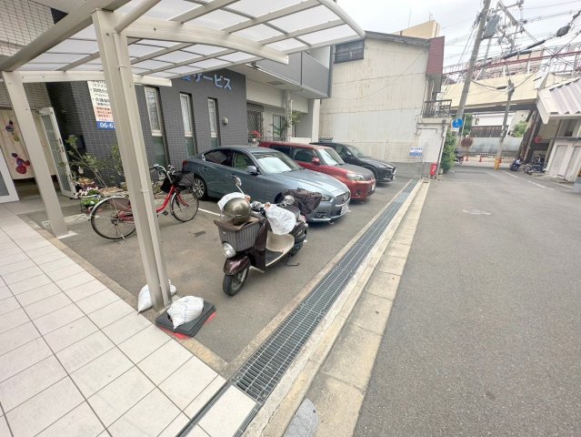駐車場　敷地内にある駐車場。愛車がすぐ近くに置けると安心ですよね。