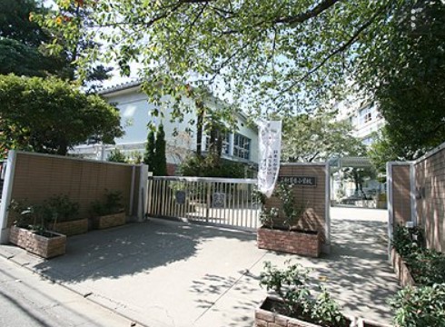 小学校　世田谷区立三軒茶屋小学校（小学校）まで372m