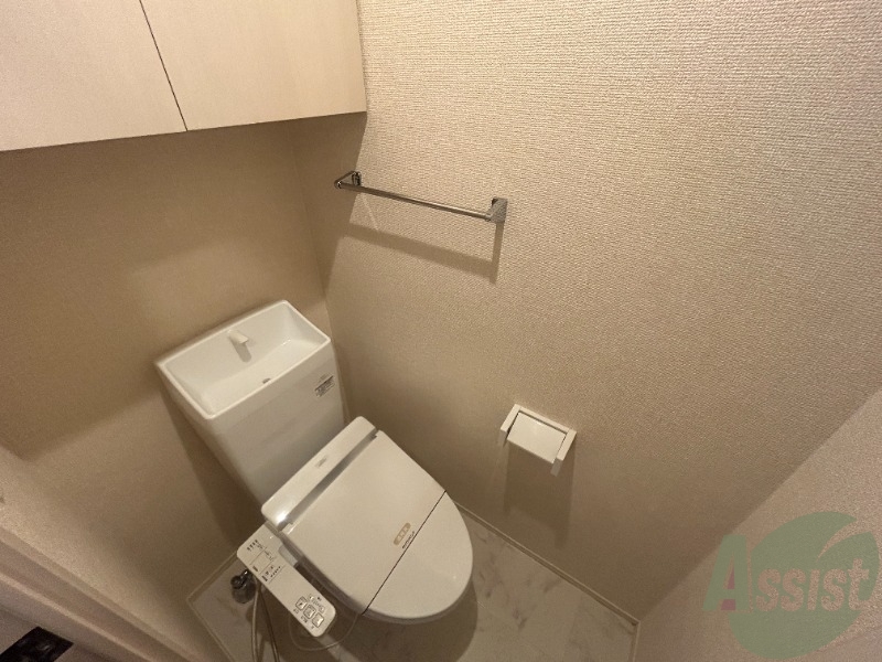 トイレ　トイレはウォシュレット付きで、上には棚がございます。