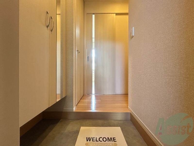 玄関　玄関からの様子です。すぐ部屋が見えないのは安心ですね。