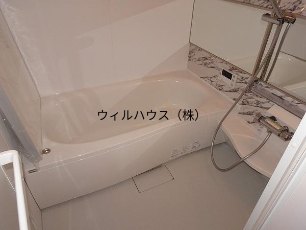 バス・シャワールーム　浴室乾燥機、追焚機能付の広々バスルーム！