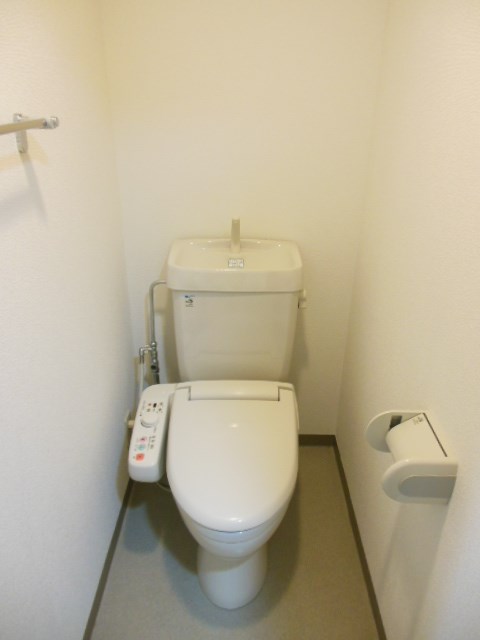 トイレ　※別タイプの参考画像になります。
