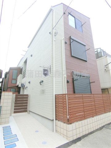 建物外観　2020年8月築　木造地上3階建て総戸数6戸オートロック宅配