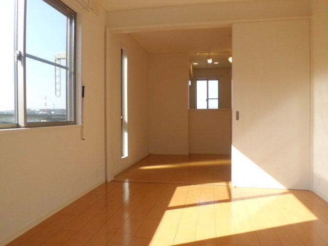 居室・リビング　角部屋２面採光の明るい室内　オールフローリング
