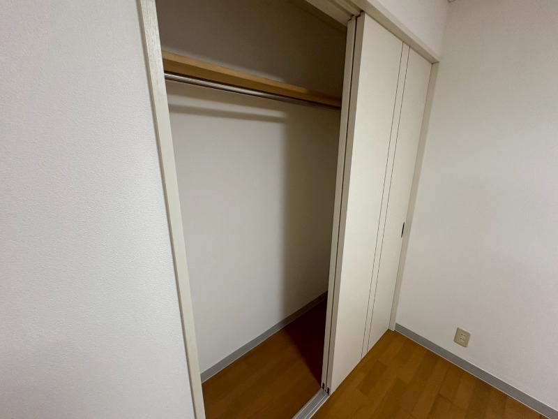 収納　こちらの収納にはハンガーをかけて服もしまえますね。