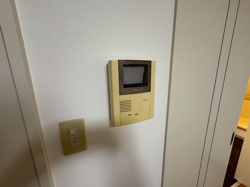 セキュリティ　ＴＶモニター付インターホンです。来客者の顔が見えるので安心！