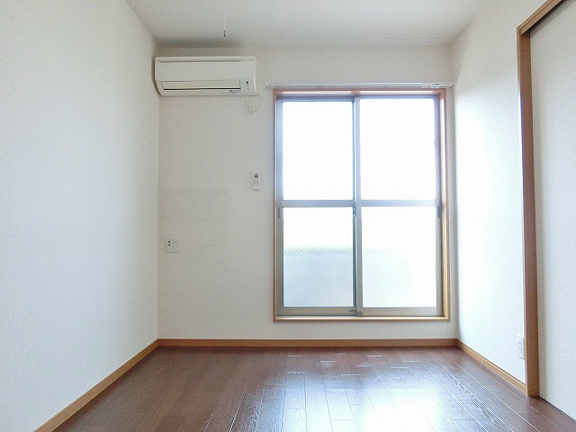 その他部屋・スペース　ベランダへ繋がる窓があるベッドルーム