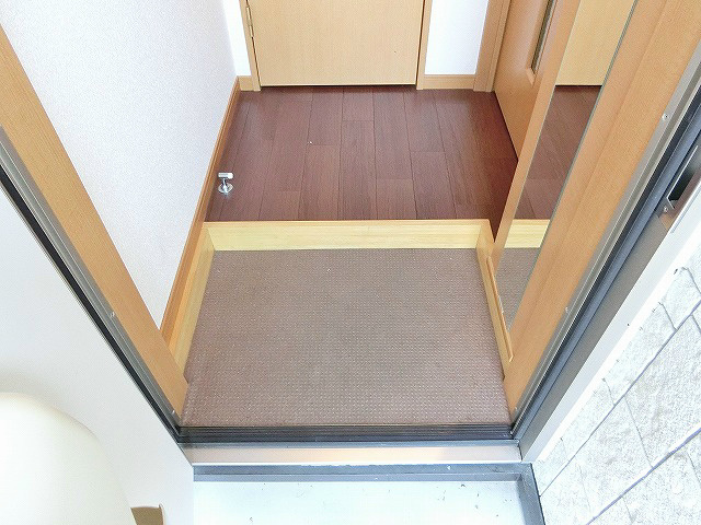 玄関　ブラウンのコントラストが優しい印象の玄関。姿見付きのシューズ