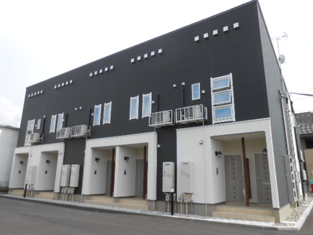 建物外観　建物玄関側（北面）を北西方向より撮影