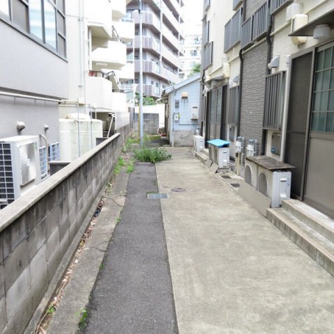 エントランス　落ち着いたエントランスです