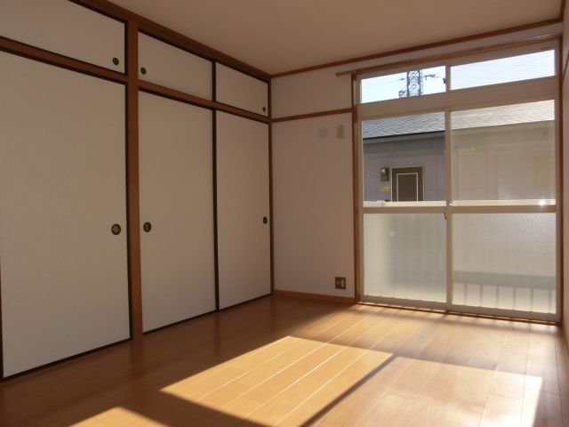 その他部屋・スペース　陽光を感じられる南向きの洋室です
