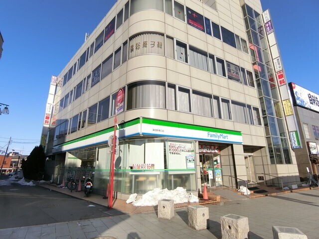 コンビニ　ファミリーマート蓮田駅東口店（コンビニ）まで1072m