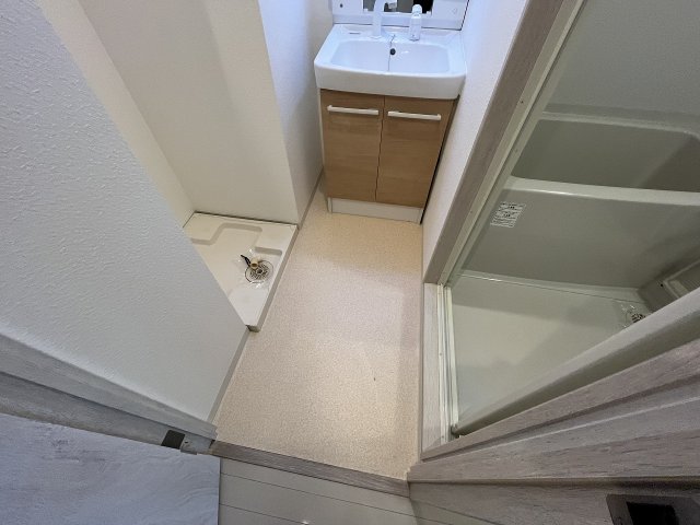 洗面設備　明るい洗面所です