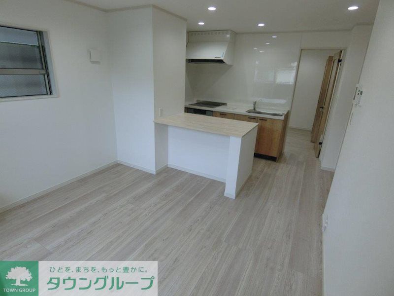 居室・リビング　ナチュラルな木目調の床材・建具を使用しており、温かい空間を…