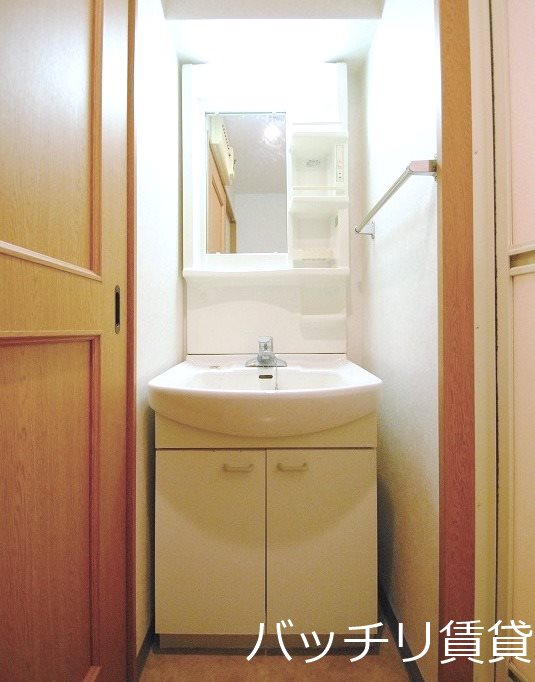洗面設備　別号室タイプの為、現状を優先致します。