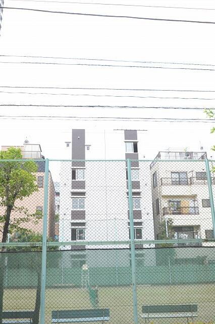 眺望　建物裏手はテニスコートで和や…
