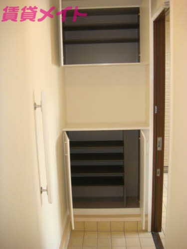 玄関　同タイプ部屋写真です。