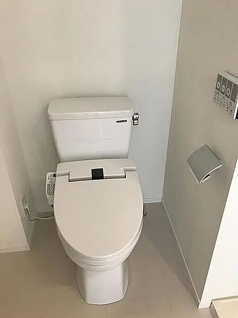 京急本線 泉岳寺駅 徒歩5分 4階建 築10年のトイレ写真