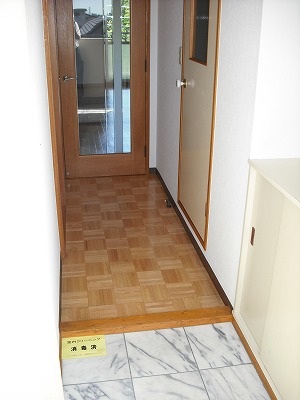 玄関　玄関は下駄箱付き