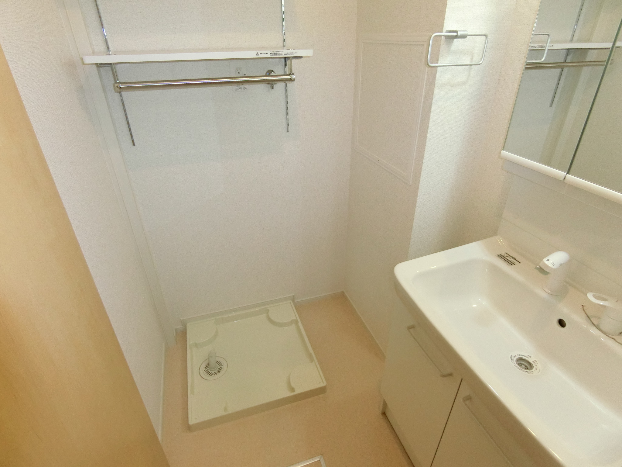 洗面設備　室内に洗濯機置き場を完備です☆